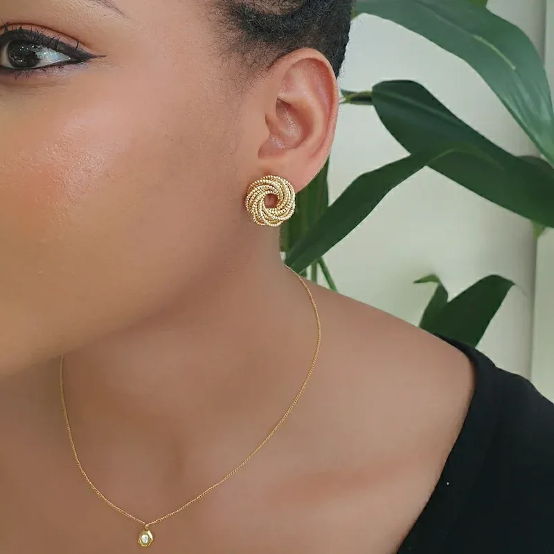 Gold Circle Lay Earring